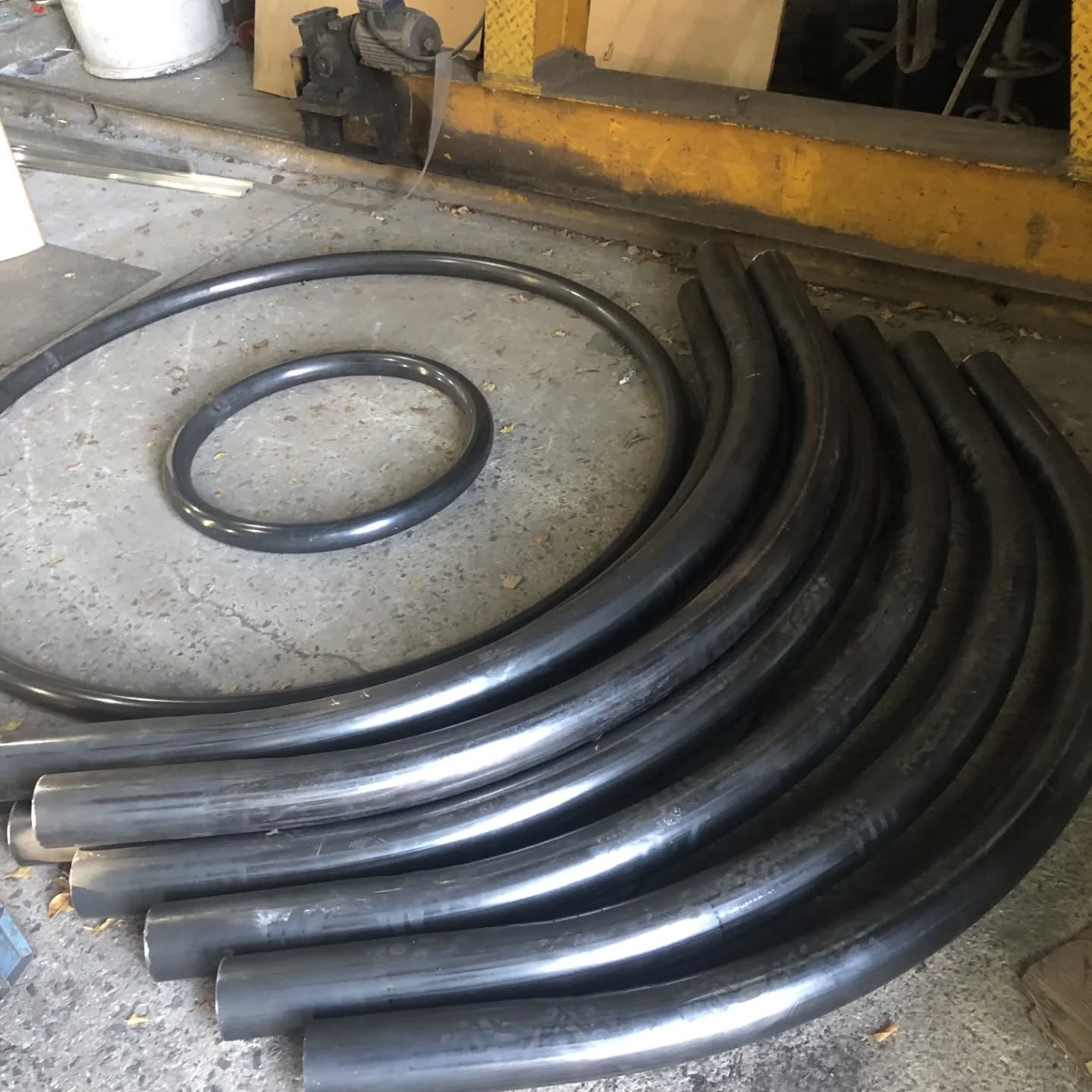 Tubo metálico curvado por calandragem