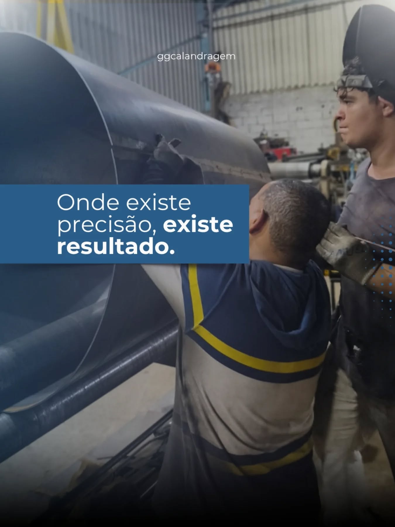 Equipe da GG Calandragem operando a calandra na fábrica em São Paulo