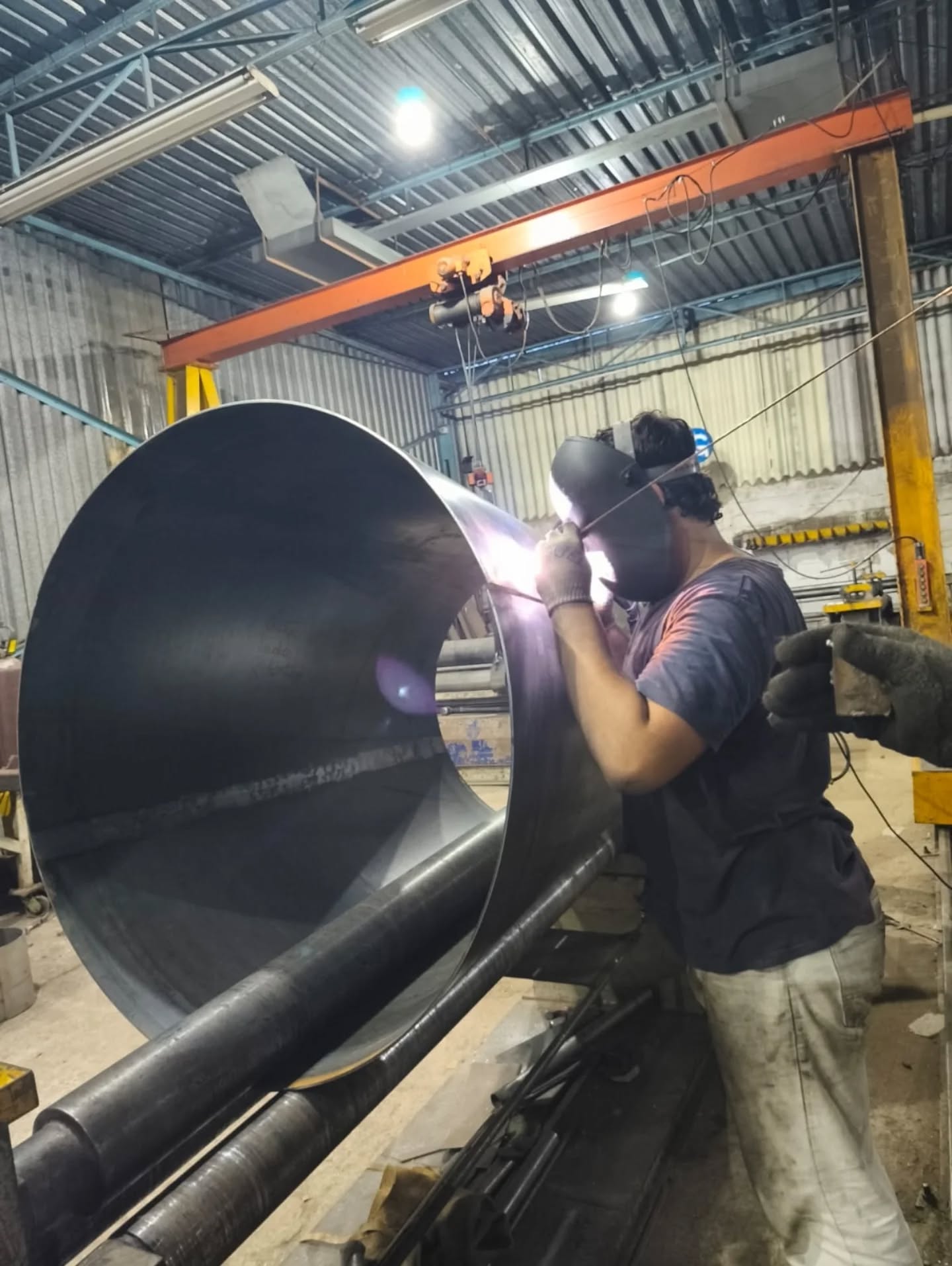Conformação mecânica de metal na fábrica da GG Calandragem